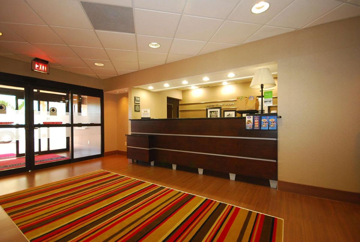 Hampton Inn Fort Myers-Airport & I-75 - image 4