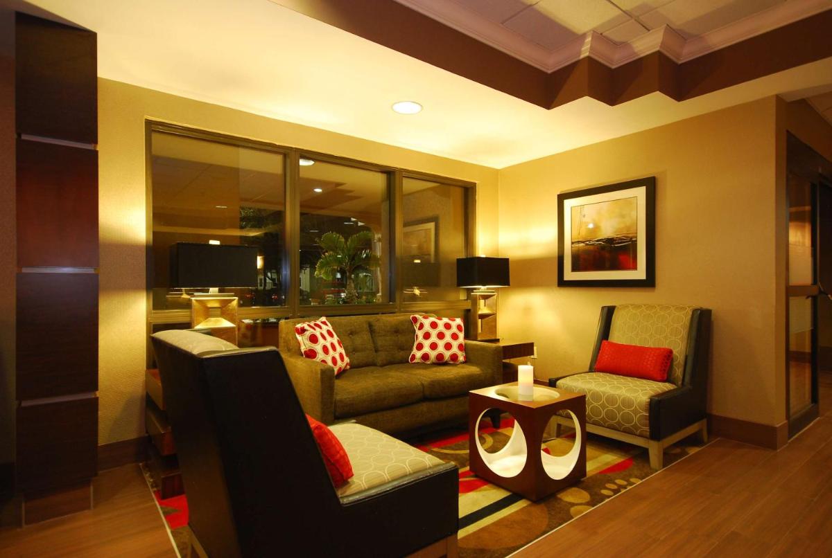 Hampton Inn Fort Myers-Airport & I-75 - image 7