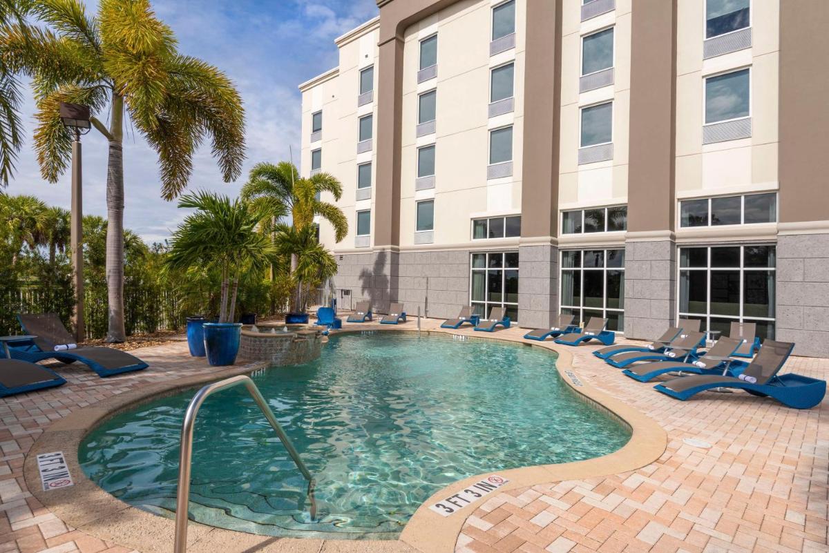 Hampton Inn & Suites Fort Myers-Colonial Boulevard - image 7