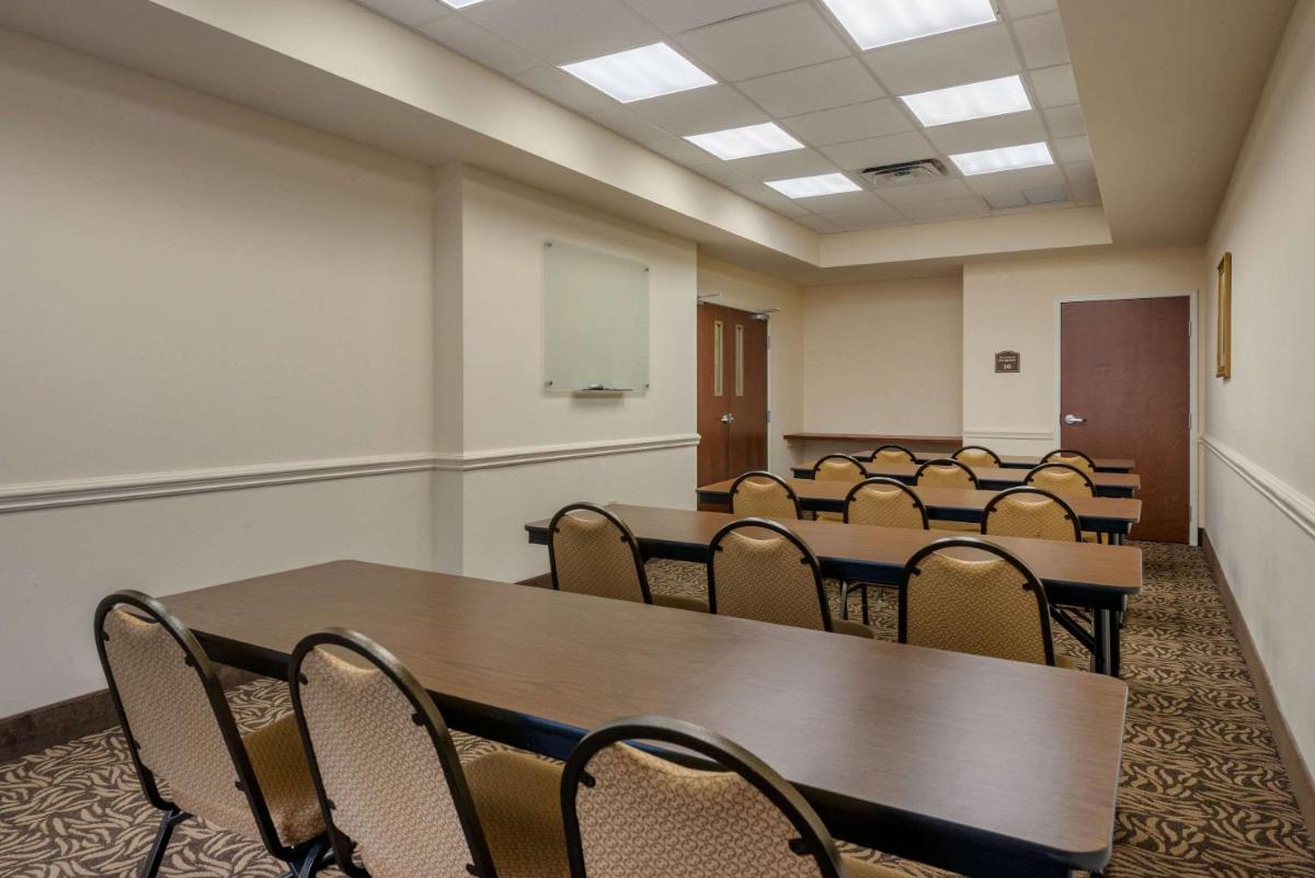 Comfort Inn & Suites Fort Myers Airport - image 6