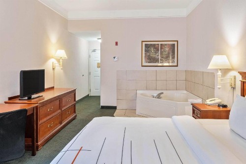 La Quinta by Wyndham Fort Myers Airport - image 24