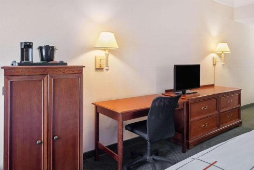 La Quinta by Wyndham Fort Myers Airport - image 38