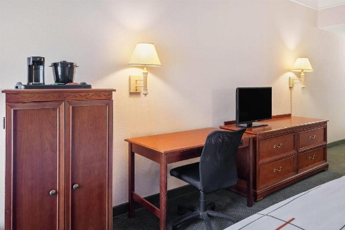 La Quinta by Wyndham Fort Myers Airport - image 9