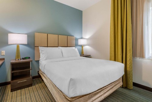 Candlewood Suites Fort Myers/Sanibel Gateway - image 10
