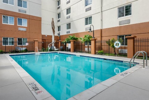Candlewood Suites Fort Myers/Sanibel Gateway - image 12