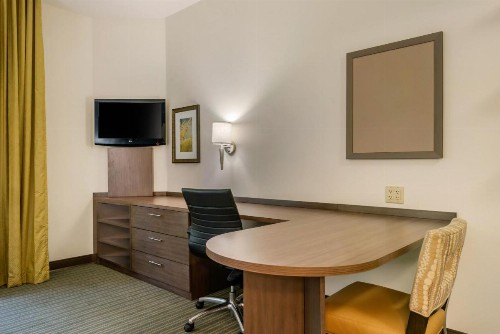 Candlewood Suites Fort Myers/Sanibel Gateway - image 13