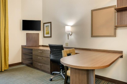 Candlewood Suites Fort Myers/Sanibel Gateway - image 23