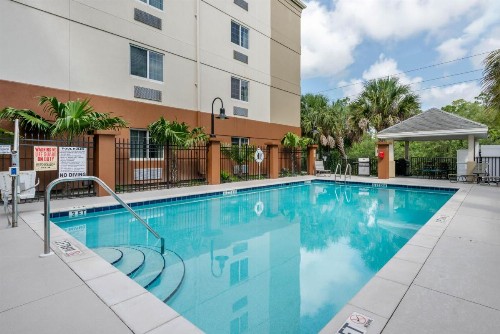 Candlewood Suites Fort Myers/Sanibel Gateway - image 28
