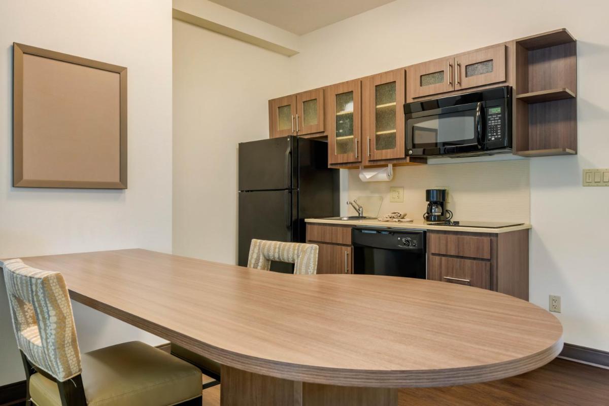 Candlewood Suites Fort Myers/Sanibel Gateway - image 4