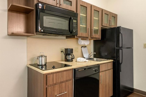 Candlewood Suites Fort Myers/Sanibel Gateway - image 7