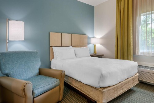 Candlewood Suites Fort Myers/Sanibel Gateway - image 8