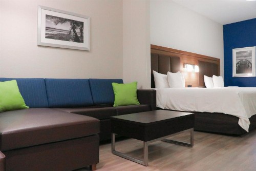 Days Inn & Suites by Wyndham Fort Myers Near JetBlue Park - image 2