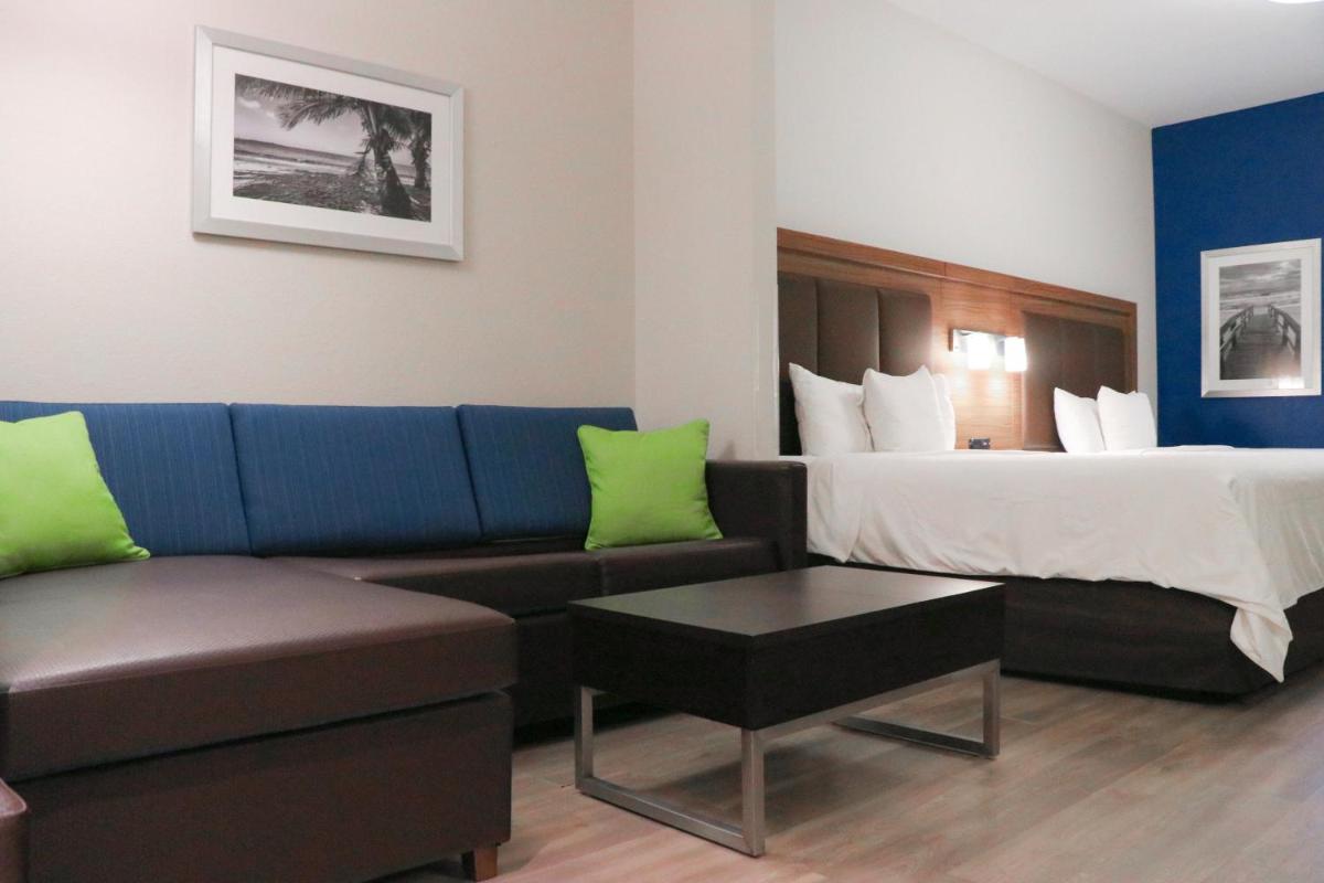 Days Inn & Suites by Wyndham Fort Myers Near JetBlue Park - image 2