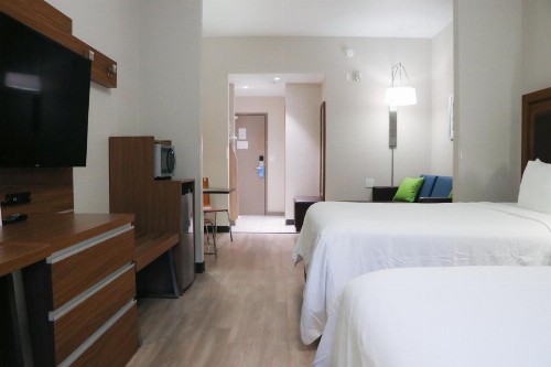 Days Inn & Suites by Wyndham Fort Myers Near JetBlue Park - image 3