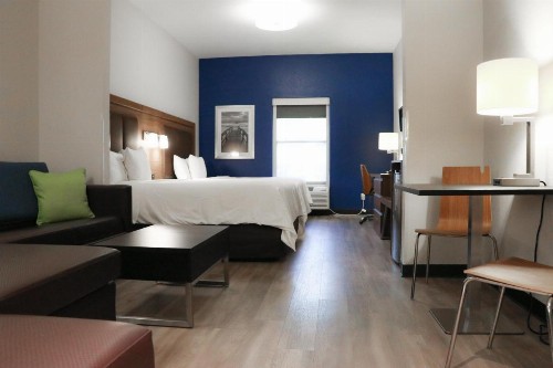 Days Inn & Suites by Wyndham Fort Myers Near JetBlue Park - image 4