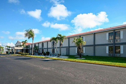 Travelodge by Wyndham Fort Myers - image 2