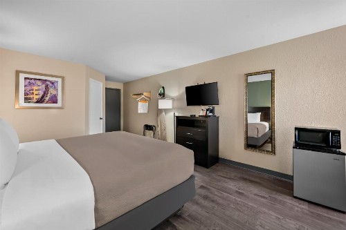 Travelodge by Wyndham Fort Myers - image 7