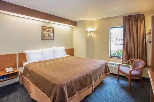 Travelodge by Wyndham Fort Myers Airport - image 13