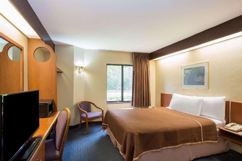 Travelodge by Wyndham Fort Myers Airport - image 14