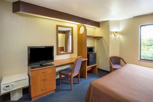 Travelodge by Wyndham Fort Myers Airport - image 17