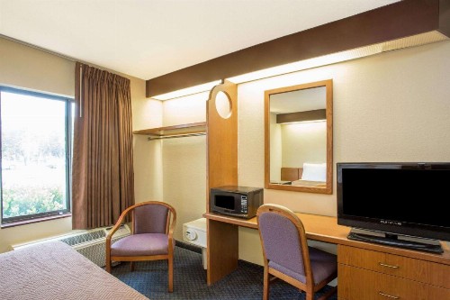 Travelodge by Wyndham Fort Myers Airport - image 21