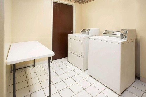 Travelodge by Wyndham Fort Myers Airport - image 22