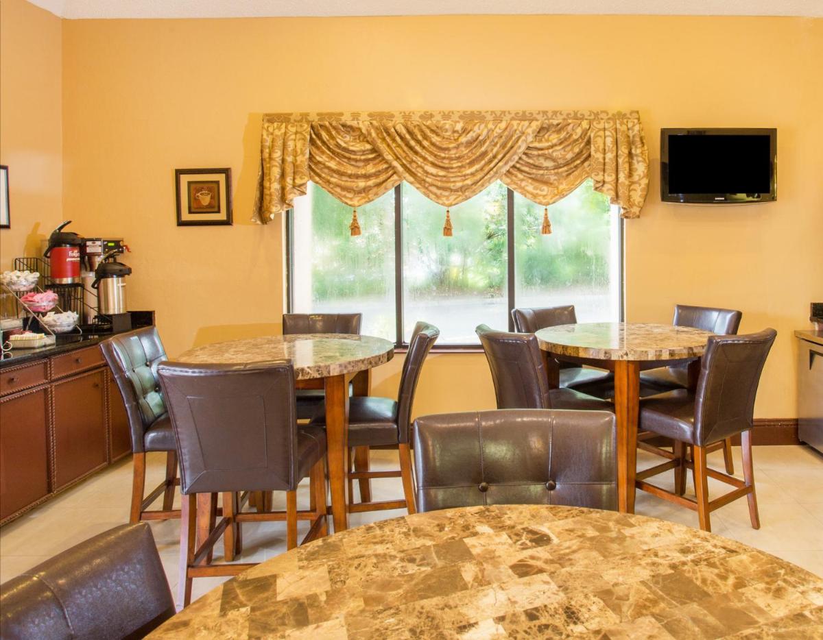 Travelodge by Wyndham Fort Myers Airport - image 3