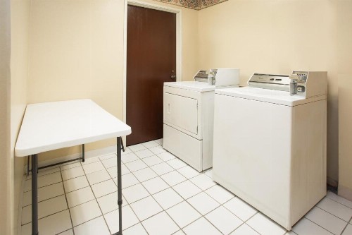 Travelodge by Wyndham Fort Myers Airport - image 5