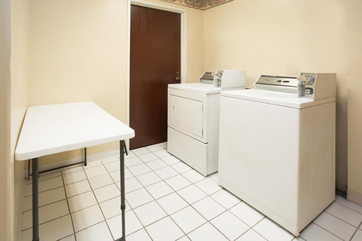 Travelodge by Wyndham Fort Myers Airport - image 5