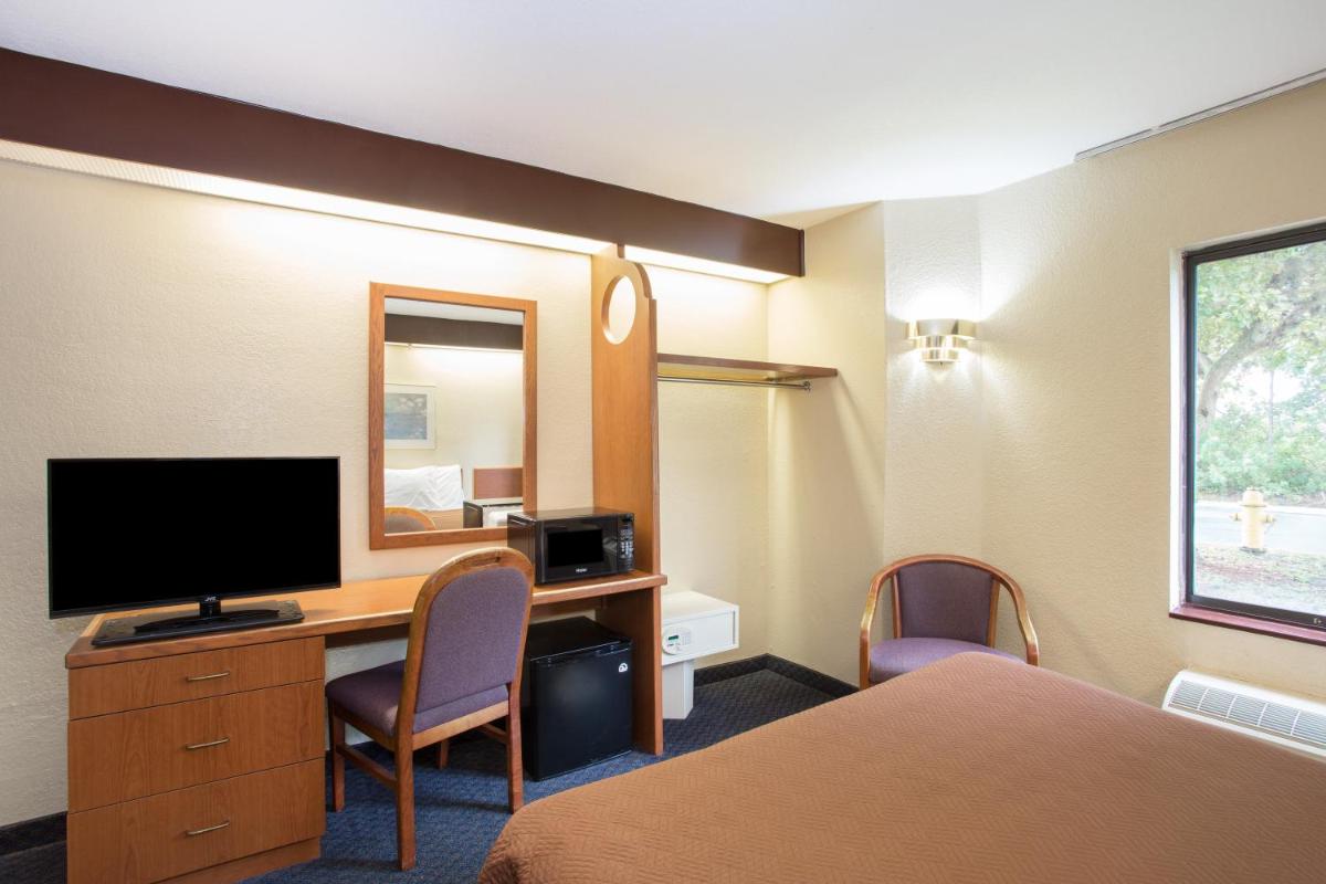 Travelodge by Wyndham Fort Myers Airport - image 6