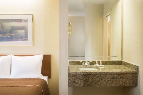 Travelodge by Wyndham Fort Myers Airport - image 8