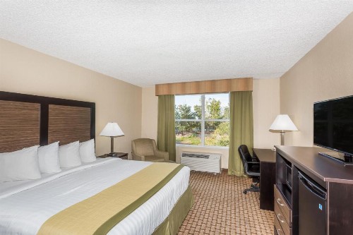 Baymont by Wyndham Fort Myers Airport - image 13