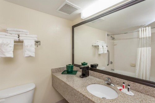 Baymont by Wyndham Fort Myers Airport - image 14
