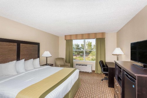 Baymont by Wyndham Fort Myers Airport - image 37