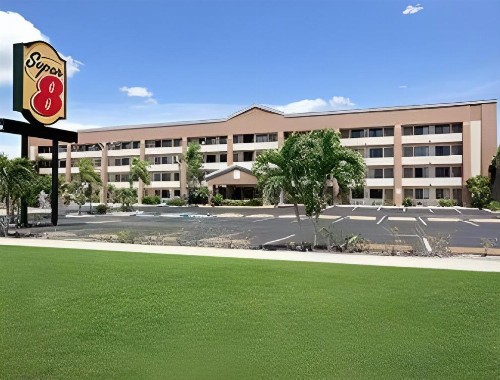 Super 8 by Wyndham Fort Myers - image 2