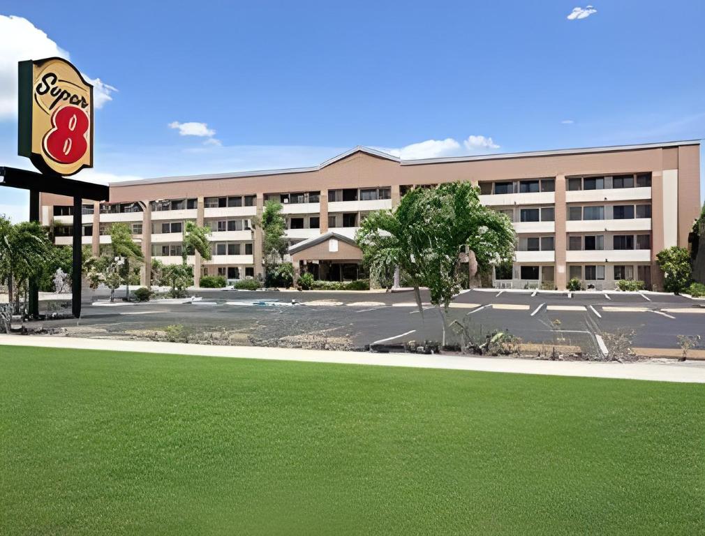 Super 8 by Wyndham Fort Myers - image 2