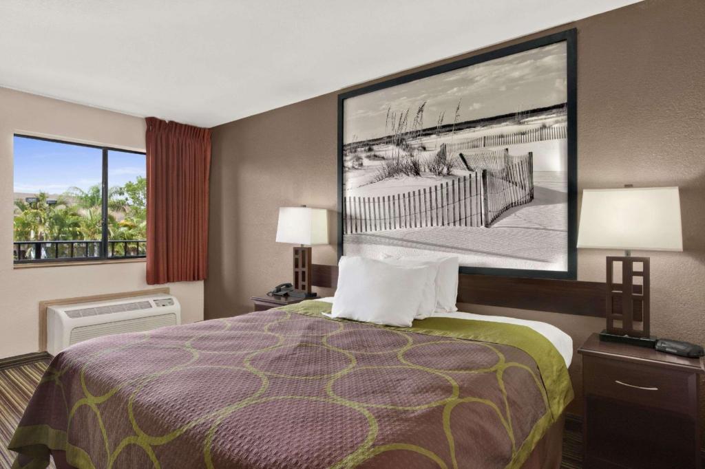 Super 8 by Wyndham Fort Myers - image 7