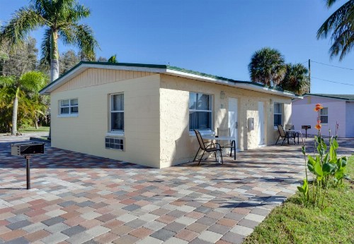 Fountain Cottages Inn - image 10