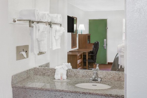 Howard Johnson by Wyndham Ft. Myers FL - image 22