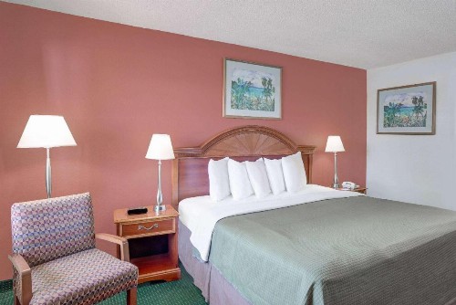 Howard Johnson by Wyndham Ft. Myers FL - image 26