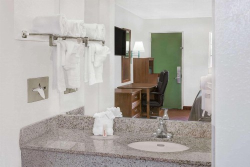 Howard Johnson by Wyndham Ft. Myers FL - image 30
