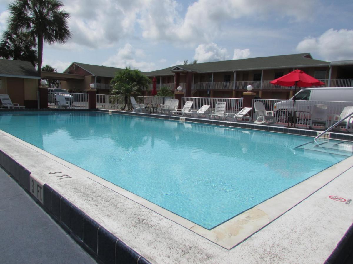 Howard Johnson by Wyndham Ft. Myers FL - image 4