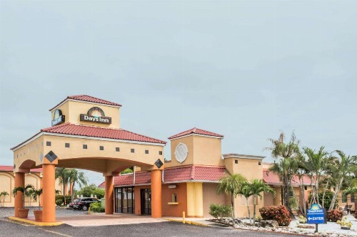 Days Inn by Wyndham Fort Myers - image 1