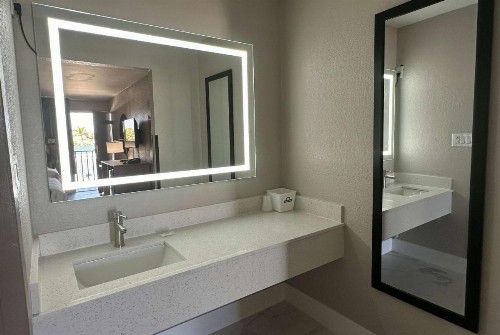 Days Inn by Wyndham Fort Myers - image 16