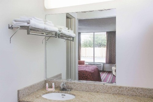Days Inn by Wyndham Fort Myers - image 30