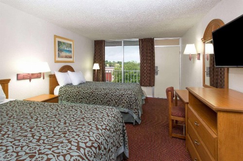 Days Inn by Wyndham Fort Myers - image 4