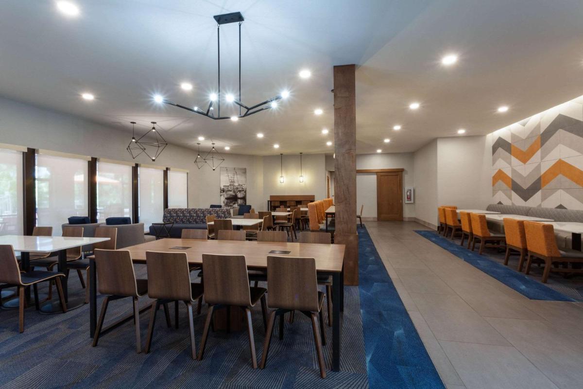 La Quinta by Wyndham Ft. Myers - Sanibel Gateway - image 4