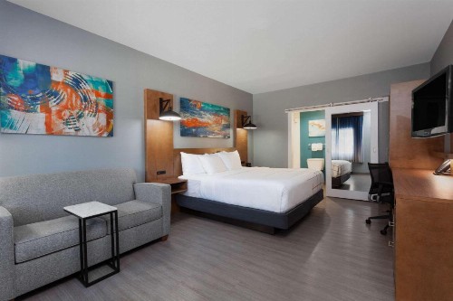 La Quinta by Wyndham Ft. Myers - Sanibel Gateway - image 7