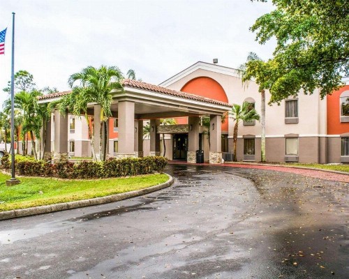 Quality Suites Fort Myers - I-75 - image 2