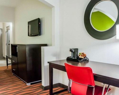 Quality Suites Fort Myers - I-75 - image 22